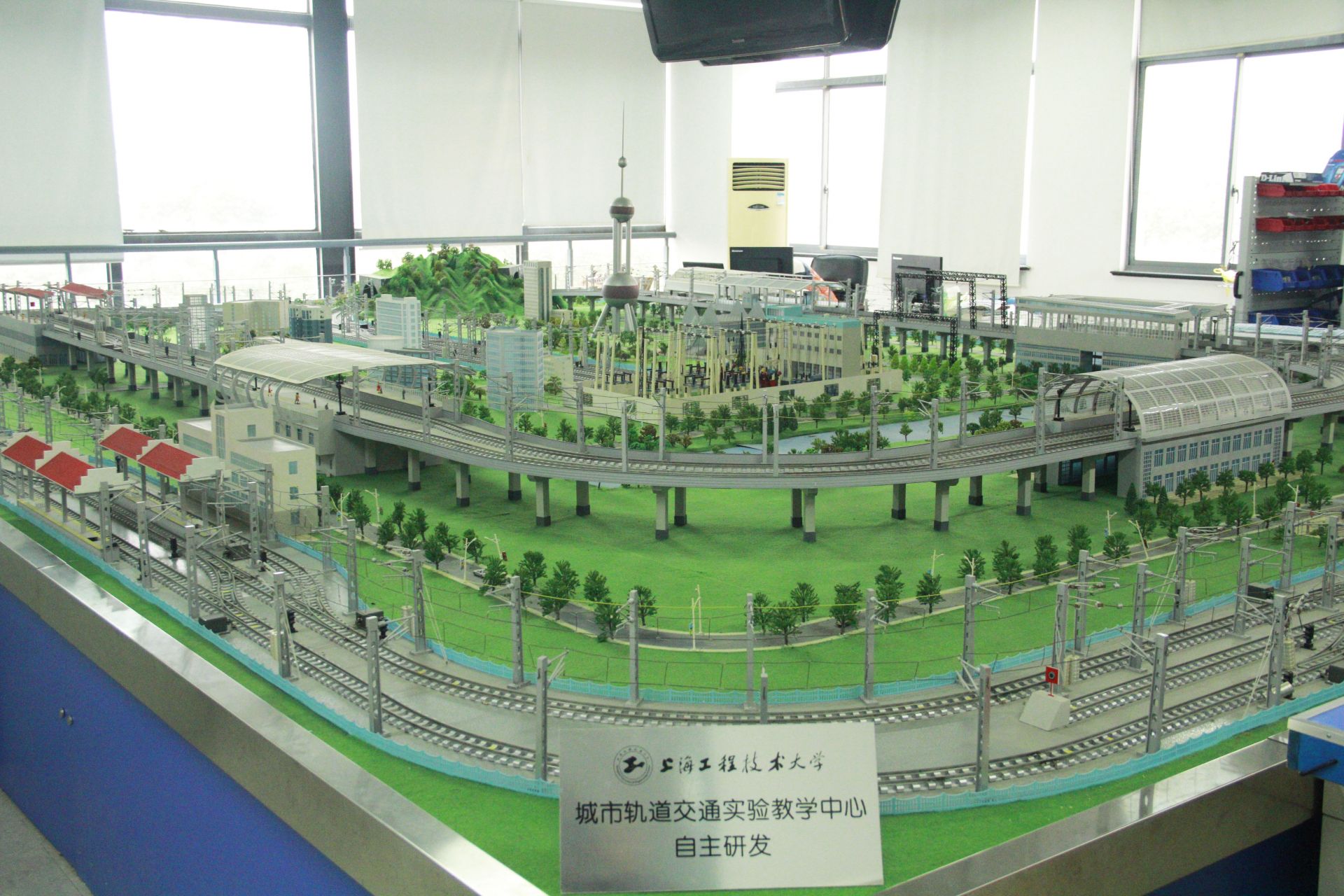 08.上海工程技术大学交通运输工程实践工作站.jpg